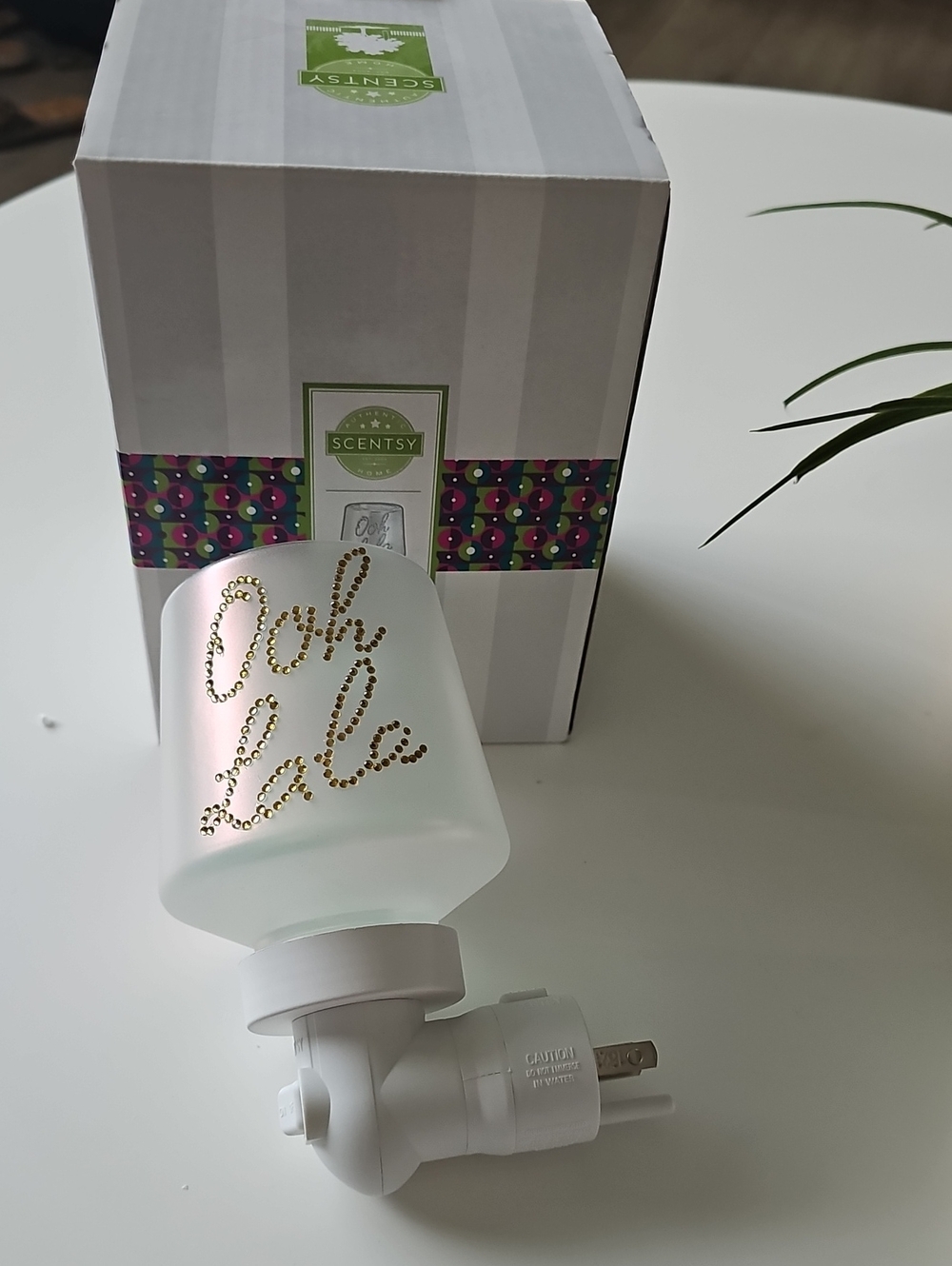 Scentsy Ooh La La Plug-In Warmer in White with Gold Script